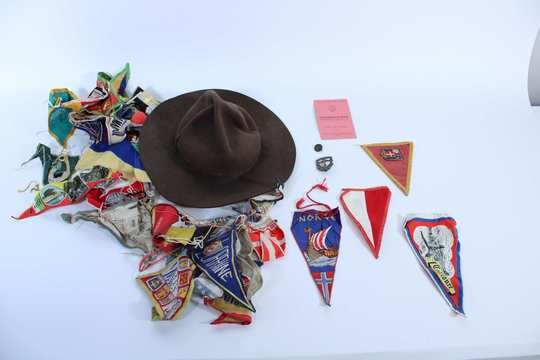 Eclaireurs de France: Hat, 31 small flags, insignias and card