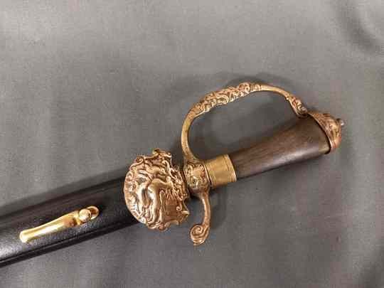 Dague de vénrie ancienne à clavier à décor de cerfs, poignée en corne