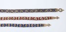 Belles et longues ceintures à motifs de métal sur cuir de couleur.