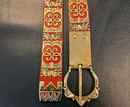 Longue ceinture médiévale en cuir ornée de motifs en laiton