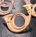 Hunting horns with the bell to the left, viewed from the front. Silver or gold.