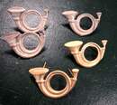 Hunting horns with the bell to the left, viewed from the front. Silver or gold.