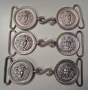 Silver belt buckle featuring the head of Medusa. French-made by Éts David. Price includes two 50 mm plates and an S-shaped connecting link.