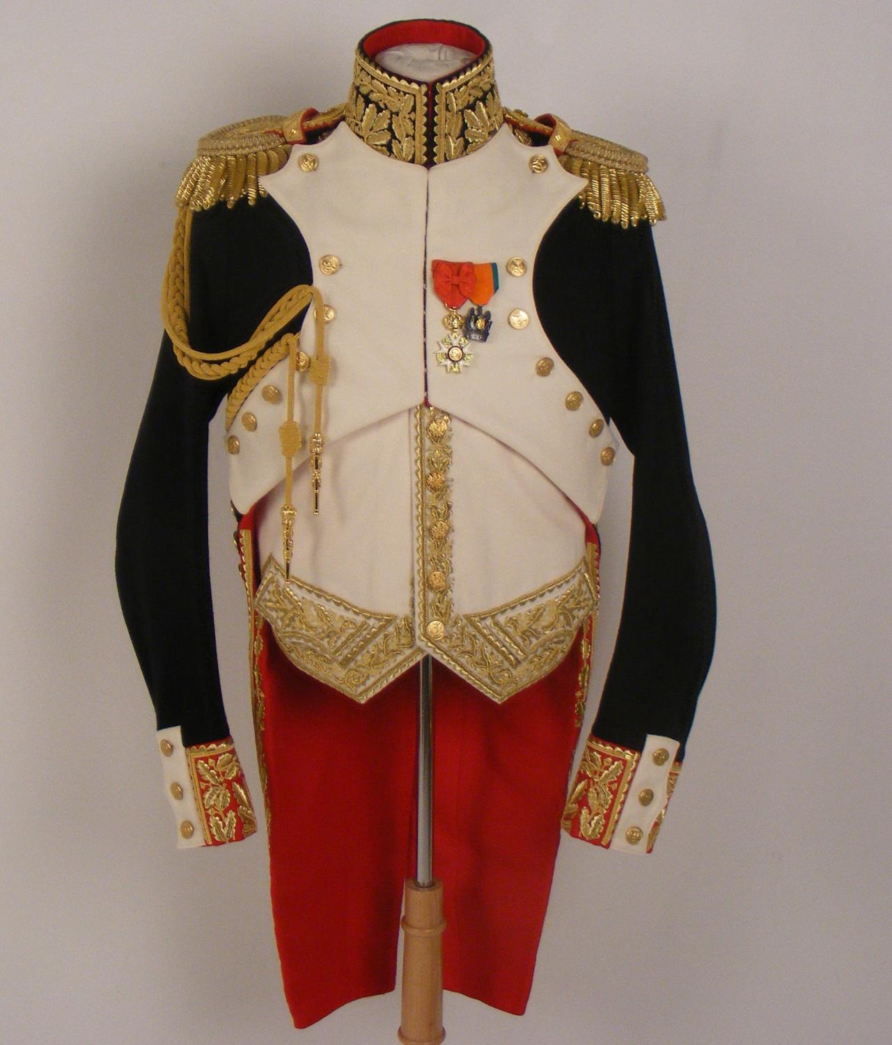 Униформа наполеона. Мундир Наполеона. Генеральский мундир Наполеона. Костюм Наполеона. Французская Империя одежда.