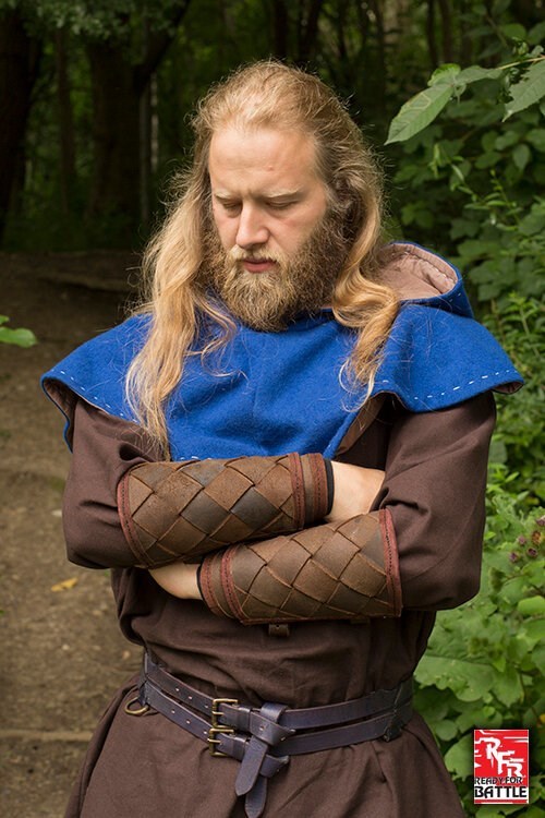 Brassards vikings en cuir noir pour armure viking. Inspiré de