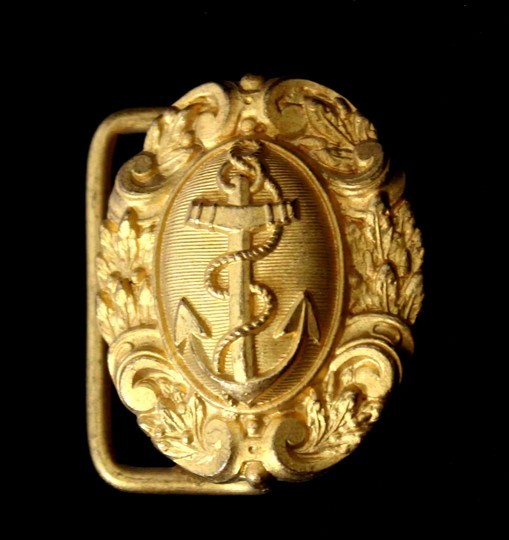 Buckle to close belts for marine officer, in a single piece