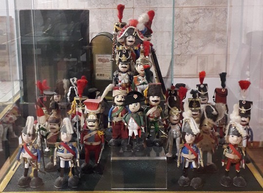 31 figurines made with walnuts: Grande Armée. 