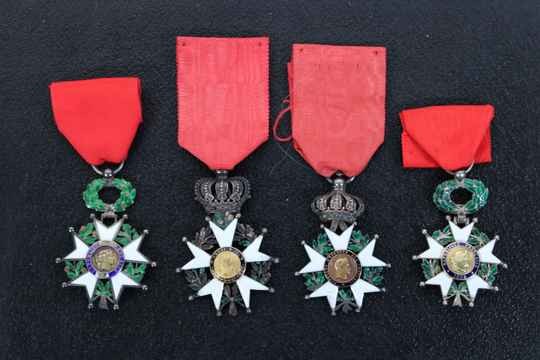 4 medals of légion d'honneur, from Louis Philippe to 5th républic.