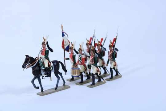 Figurines box Lucotte. 12 soldiers on foot, one officer on horse. 27 ème régiment de dragons à pied 