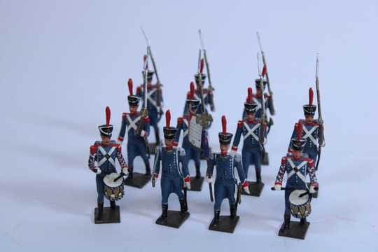 Light infantry with grey uniform. 11 figurines CBG , including drummer, flag holder and officer.