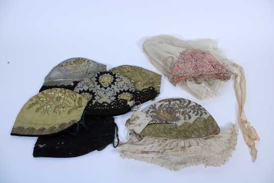 8 + 4 traditional alsacian headdresses in an old box, circa 1900 = 23 € per piece, sold altogether