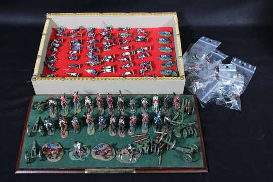  103 small figurines in good condition + 14 injuried. Sold with green plate, but without red and gold one