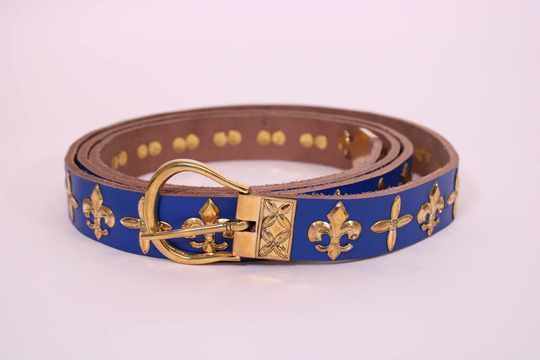 Longue ceinture médiévale en cuir ornée de motifs en laiton - copie