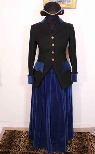 Horse riding suit for woman, to use for amazon or modern riding, before WWII. Buttons of 
