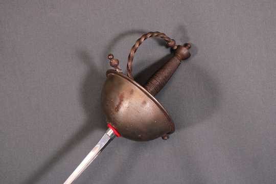 Rapière à tasse avec lame moderne montée sur une garde ancienne. Variante 1