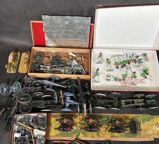 Figurines in metal