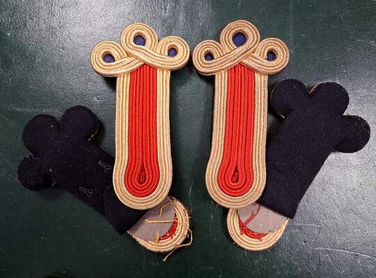 Cloverleaf epaulettes - Red center, gold sides. New old stock to finish. Produced by Ets David before 1960. The pair 