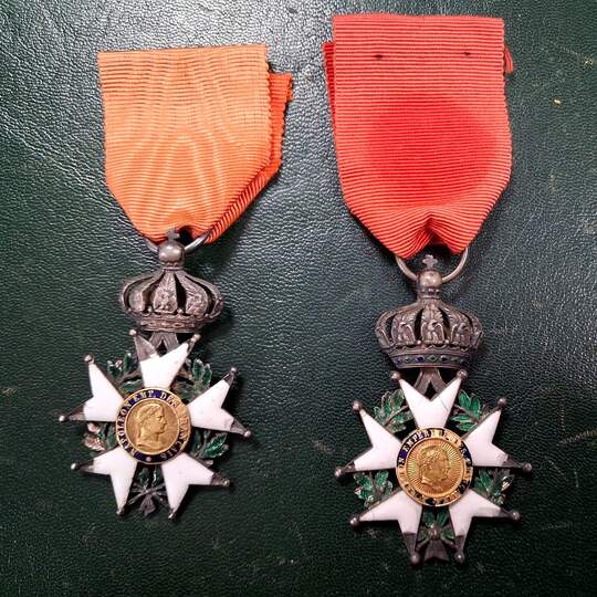 2 medals of chevalier de la Légion d'Honneur. Second Empire. To restore. 40 x 40 mm.