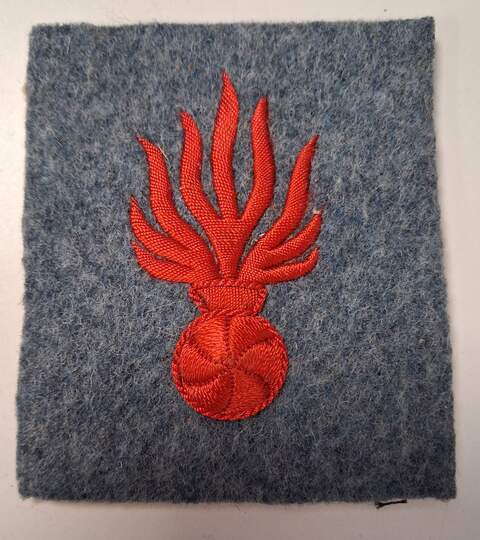 WWI - Embroidered badge - Red grenade (9-flame pattern) on horizon-blue - Per unit