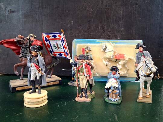 Set of 7 figurines depicting episodes from the Emperor's life.