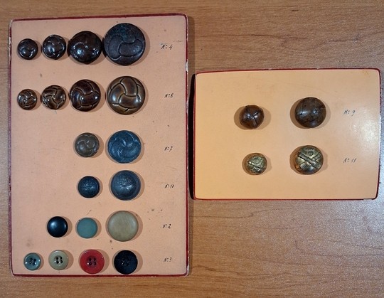 WWI. Set of 2 sample cards featuring 23 military buttons from Éts David. Very limited stock.