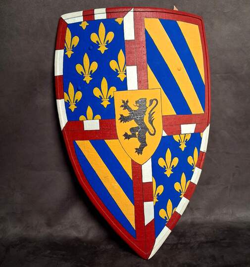 Superbe bouclier aux armes de Normandie. Cuir, bois et toile, peint à la main. Pièce (peut être) unique!