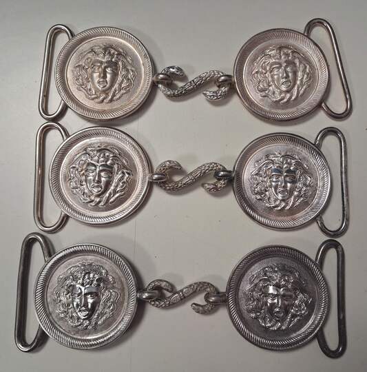 Silver belt buckle featuring the head of Medusa. French-made by Éts David. Price includes two 50 mm plates and an S-shaped connecting link.