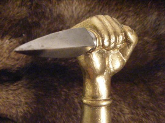Marteau d'armes au poing de bronze tenant une pointe d'acier